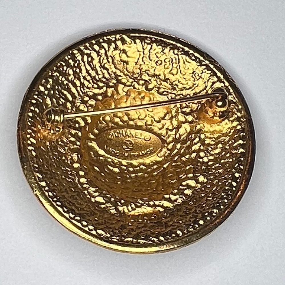Vintage gold Chanel Brooch. - Picture 6 of 9